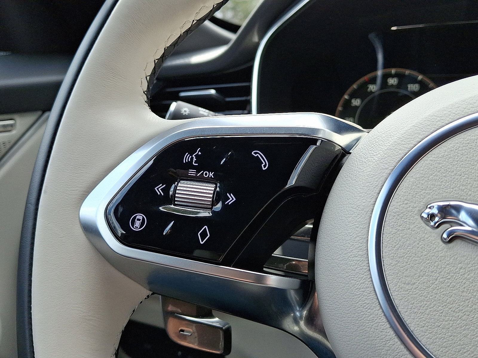 Certified 2025 Jaguar F-PACE R-Dynamic S image 21