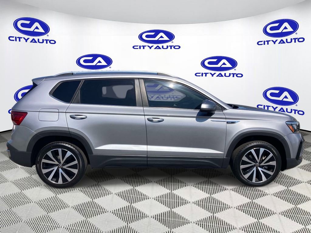 Used 2022 Volkswagen Taos SE FWD image 2