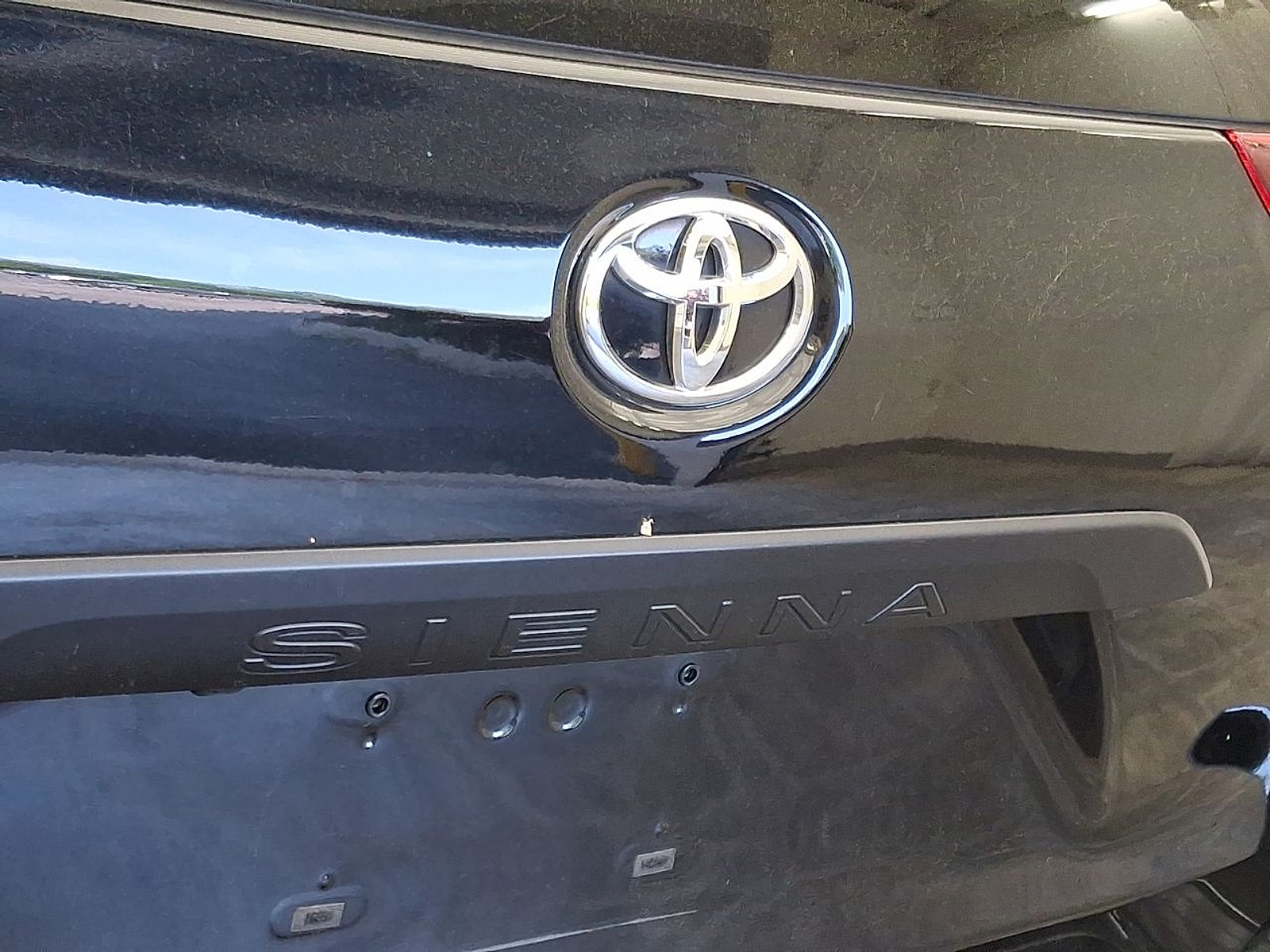 Used 2020 Toyota Sienna L FWD image 23