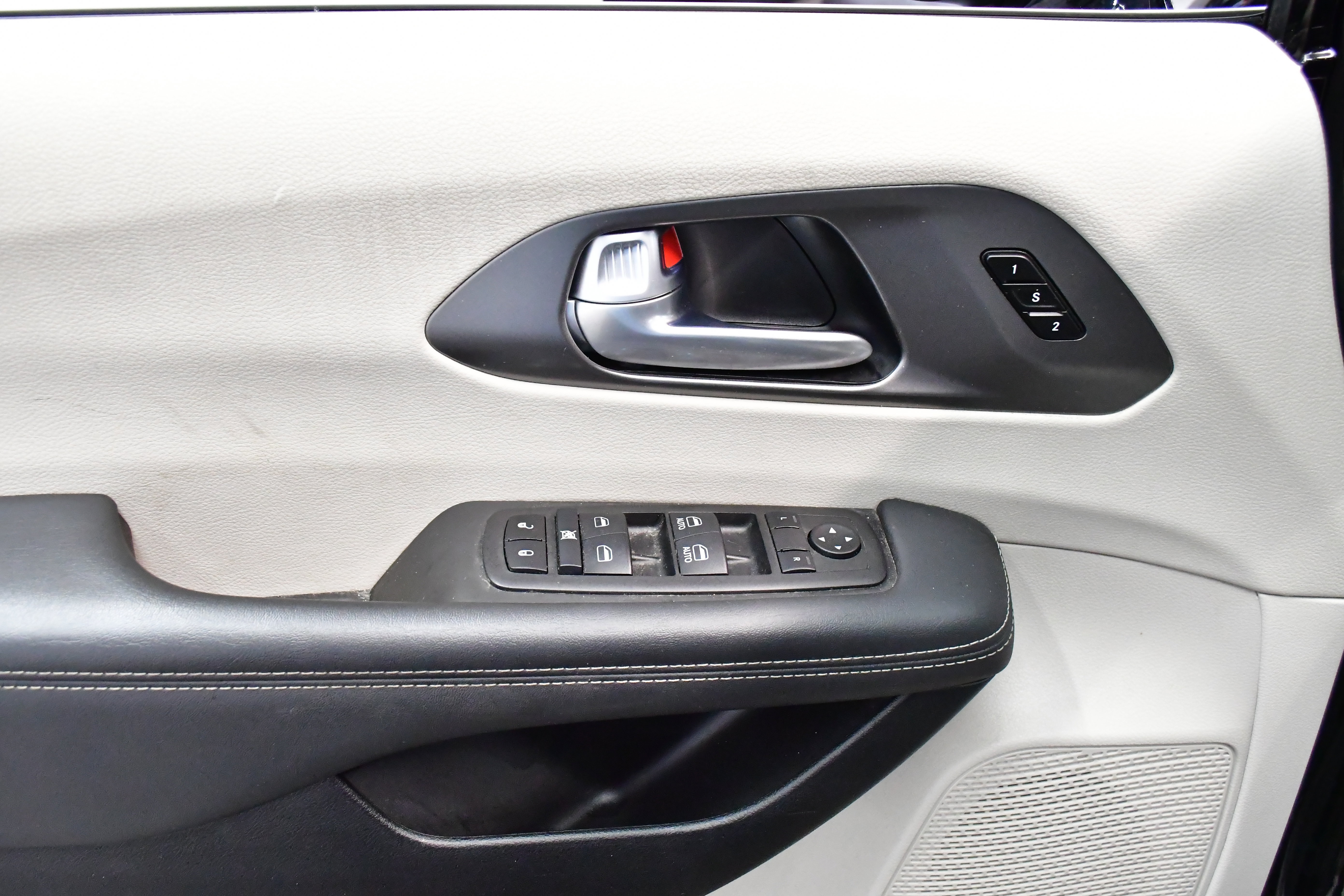 Used 2024 Chrysler Pacifica Touring-L image 39