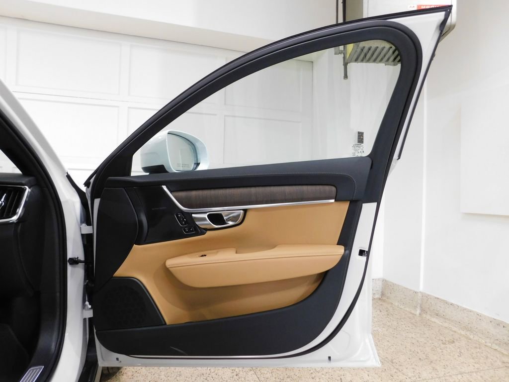 Used 2026 Volvo V90 B6 Cross Country Ultra image 95