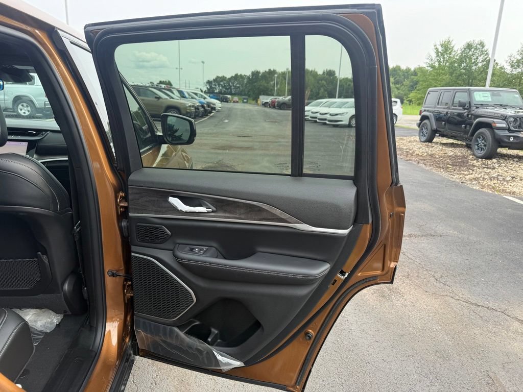 New 2026 Jeep Grand Cherokee Limited w/ Limited Altitude Package AWD/4WD image 48