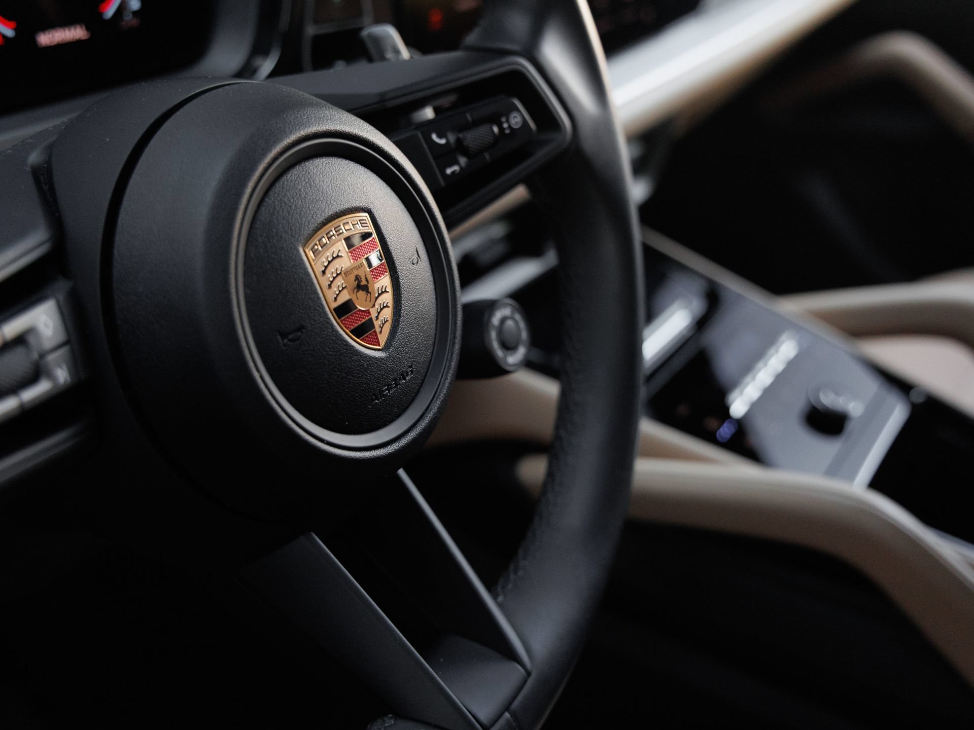 Certified 2025 Porsche Cayenne Coupe AWD/4WD image 20