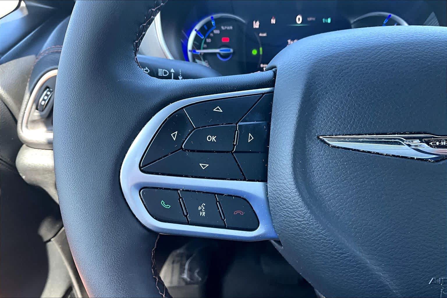 Used 2025 Chrysler Pacifica Pinnacle FWD image 23