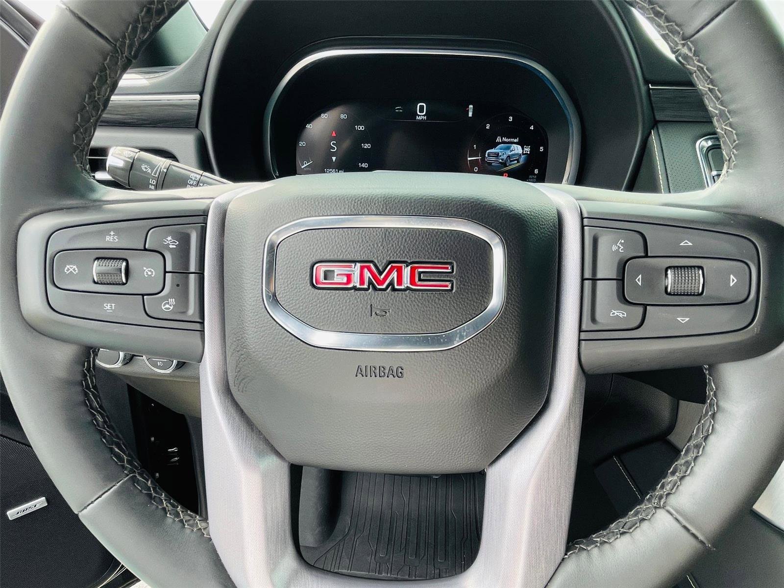 Used 2024 GMC Yukon XL SLT w/ SLT Luxury Package image 8