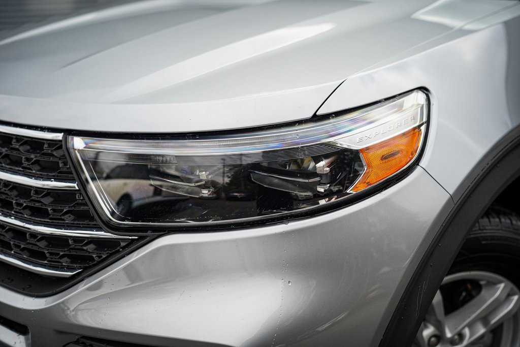 Used 2023 Ford Explorer XLT image 3