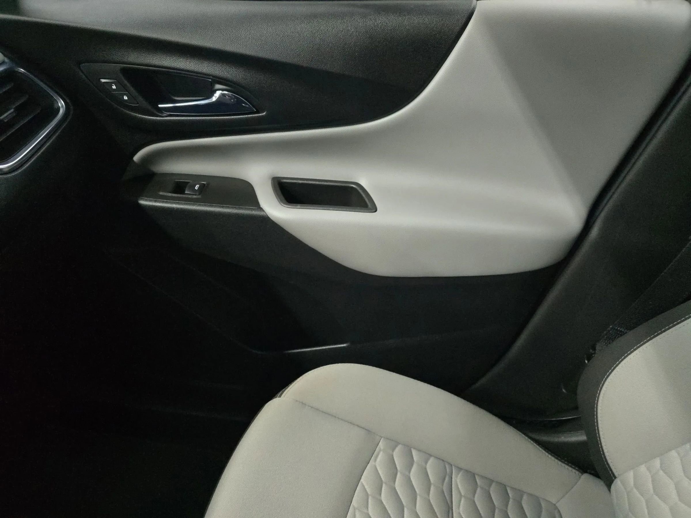 Used 2021 Chevrolet Equinox LS image 37