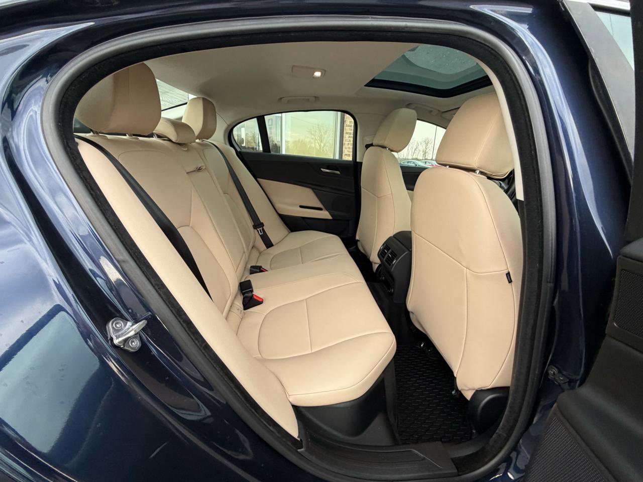 Used 2017 Jaguar XE Premium image 27