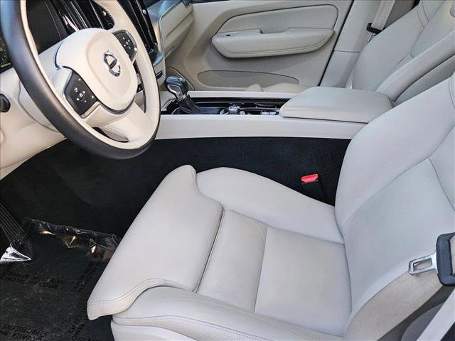 Used 2019 Volvo XC60 T5 Momentum w/ Multimedia Package FWD image 16