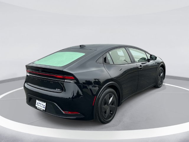 Used 2025 Toyota Prius LE FWD image 4