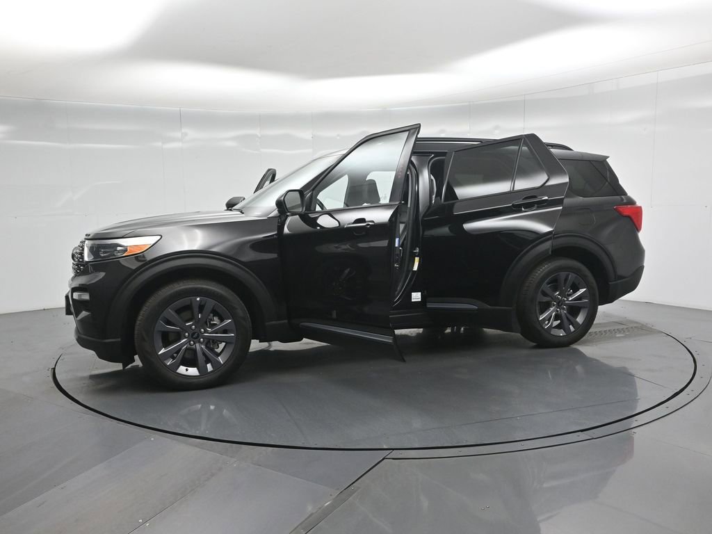 Certified 2022 Ford Explorer XLT w/ Equipment Group 202A image 33