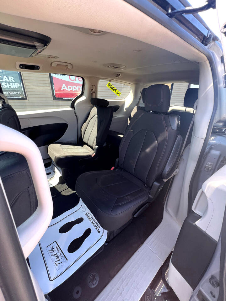 Used 2017 Chrysler Pacifica Touring w/ Tire & Wheel Group image 11