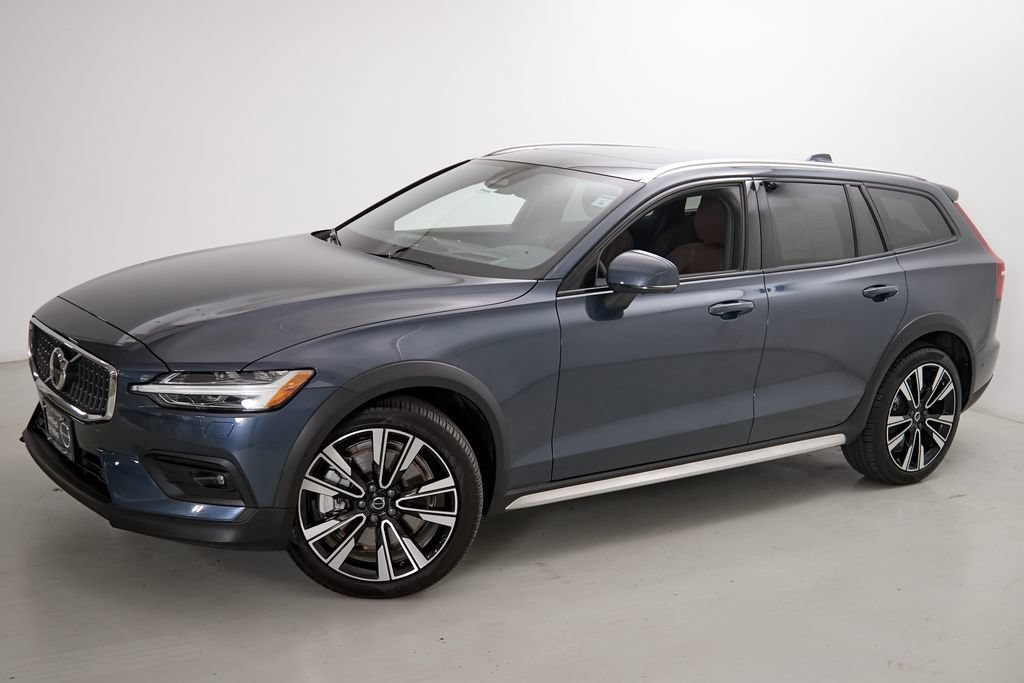 Certified 2025 Volvo V60 B5 Cross Country Ultra AWD/4WD image 3