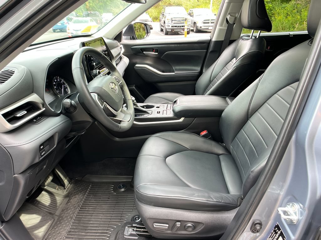 Used 2022 Toyota Highlander XLE AWD/4WD image 9
