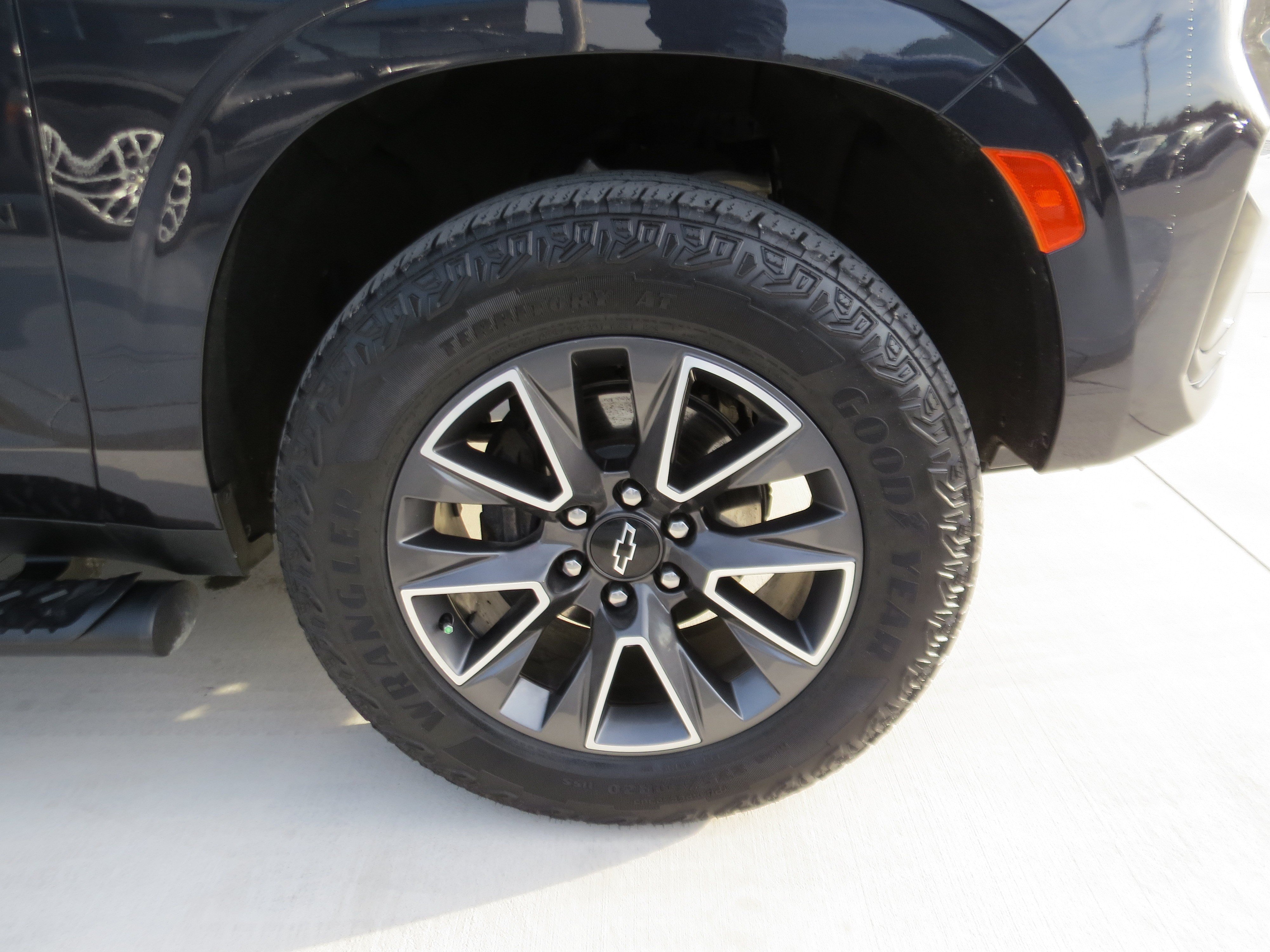 Used 2024 Chevrolet Suburban Z71 w/ Luxury Package AWD/4WD image 7