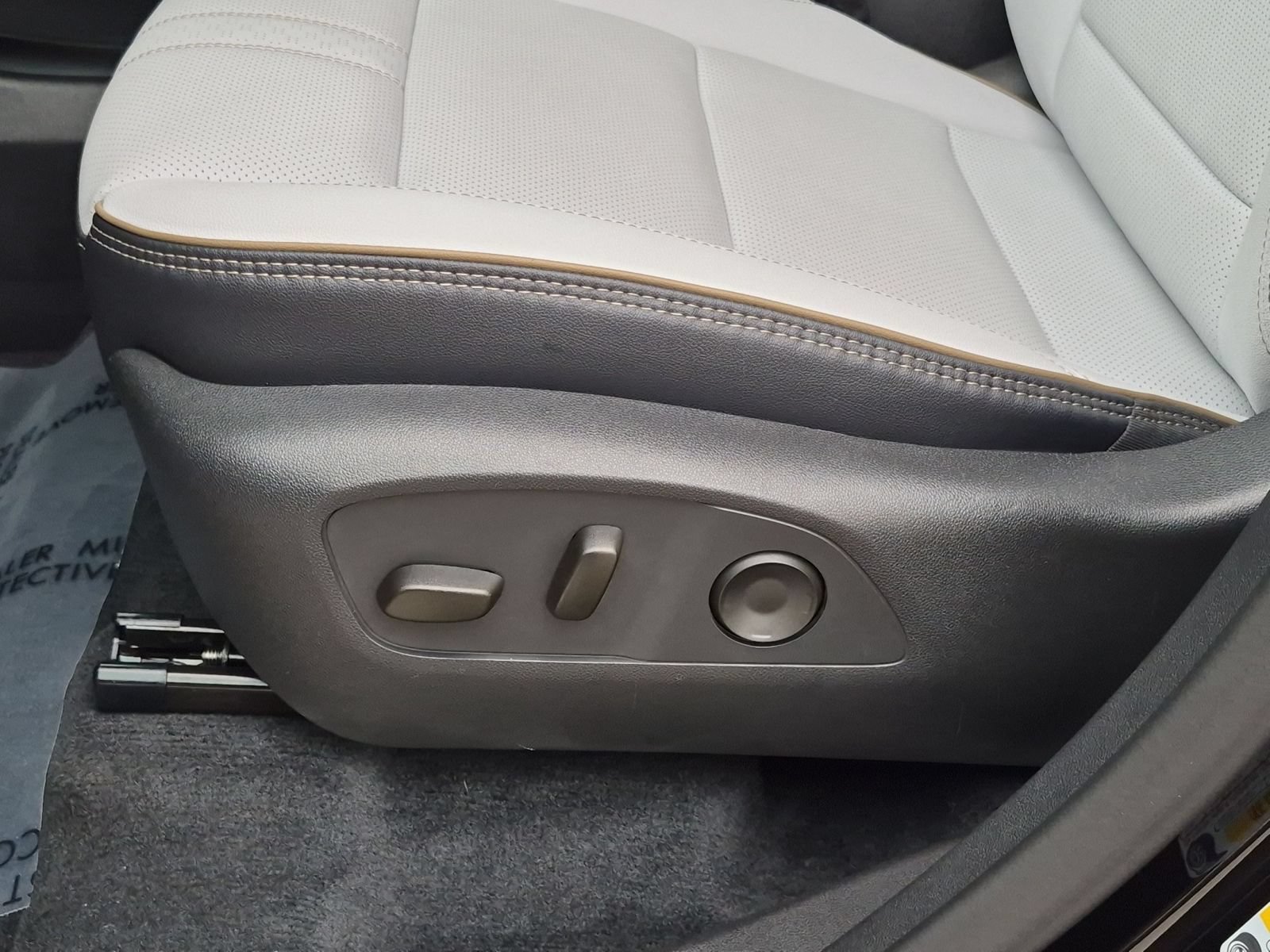 Used 2025 Chevrolet Traverse High Country w/ LPO, Floor Liner Package AWD/4WD image 23