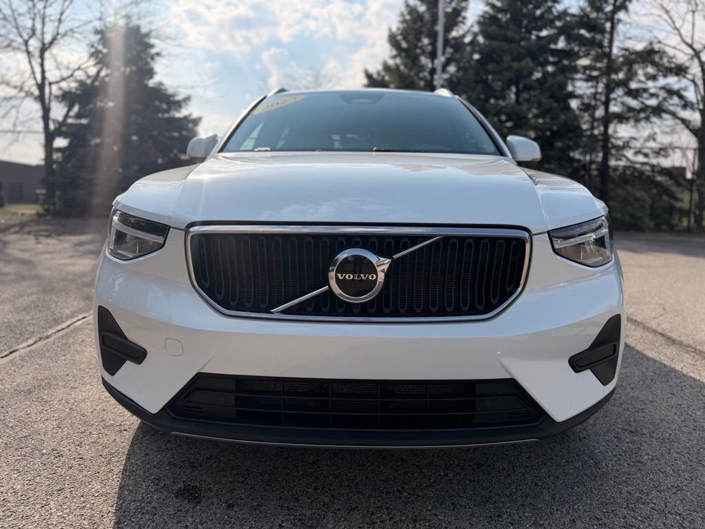 Used 2023 Volvo XC40 B5 Core w/ Convenience Package image 2