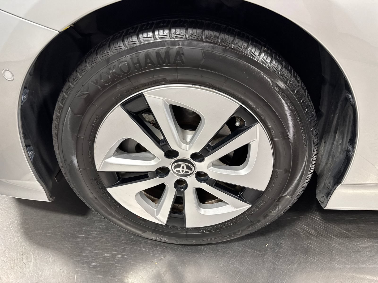 Used 2016 Toyota Prius FWD image 3