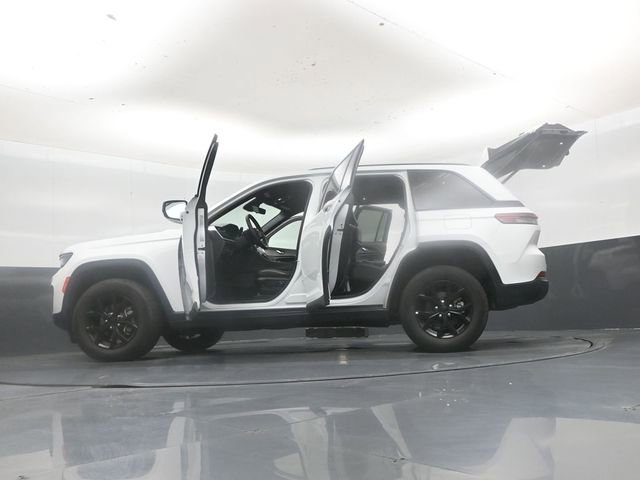 Used 2025 Jeep Grand Cherokee Altitude image 52