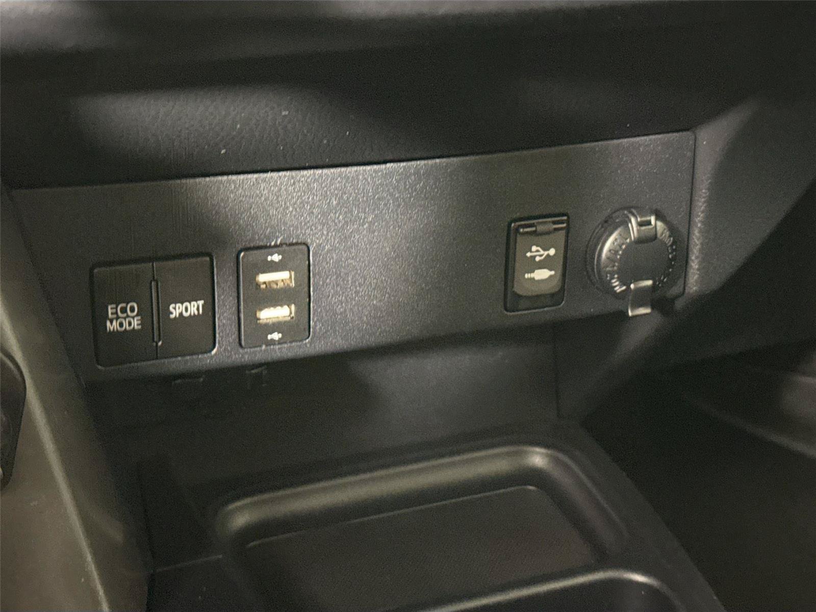 Used 2018 Toyota RAV4 LE FWD image 25