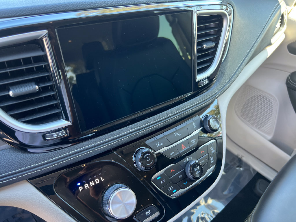 Used 2024 Chrysler Pacifica Limited FWD image 17