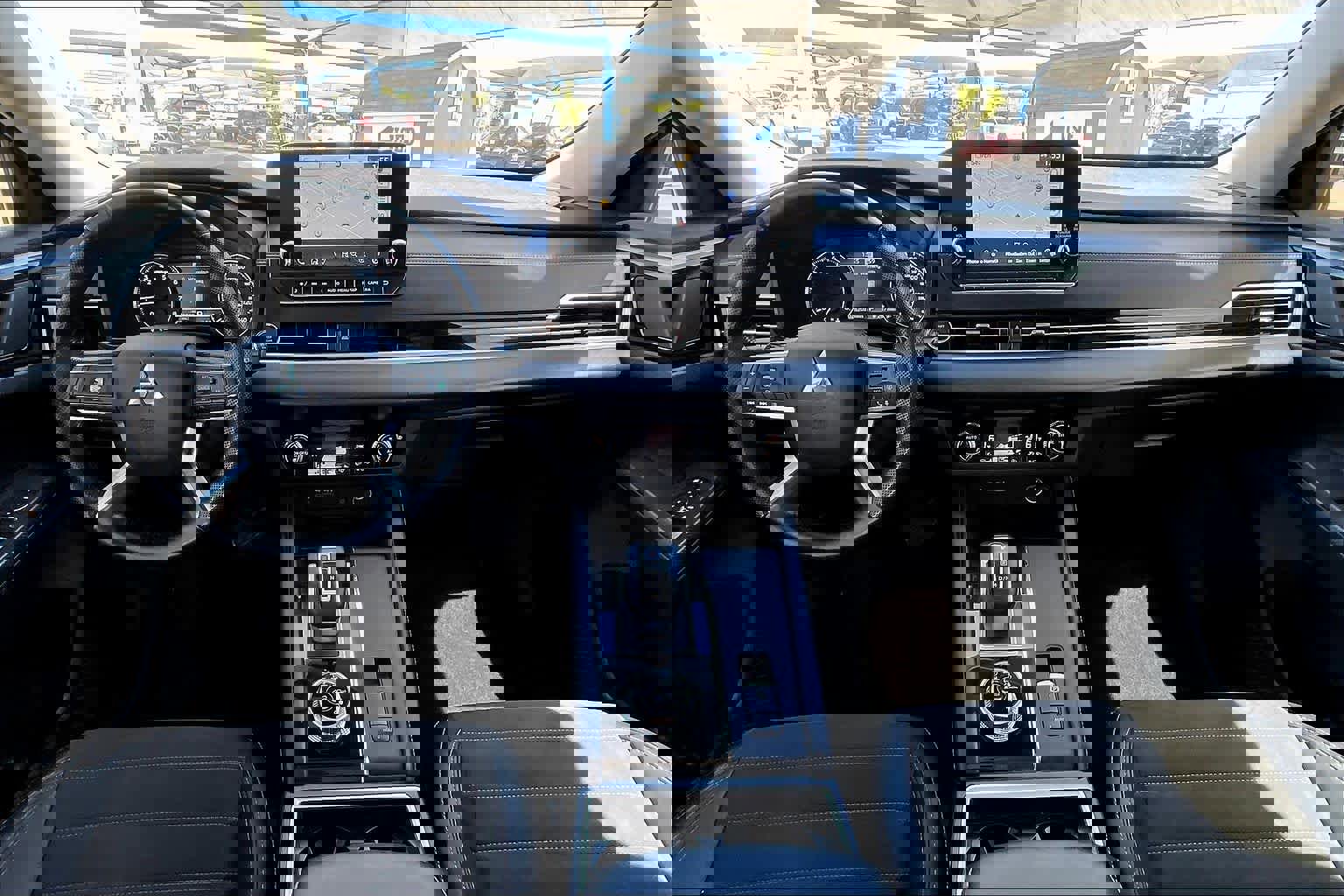 Used 2024 Mitsubishi Outlander SE image 16