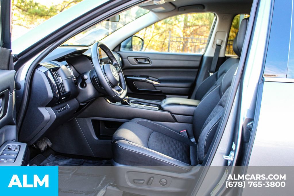 Used 2025 Nissan Pathfinder SV image 17