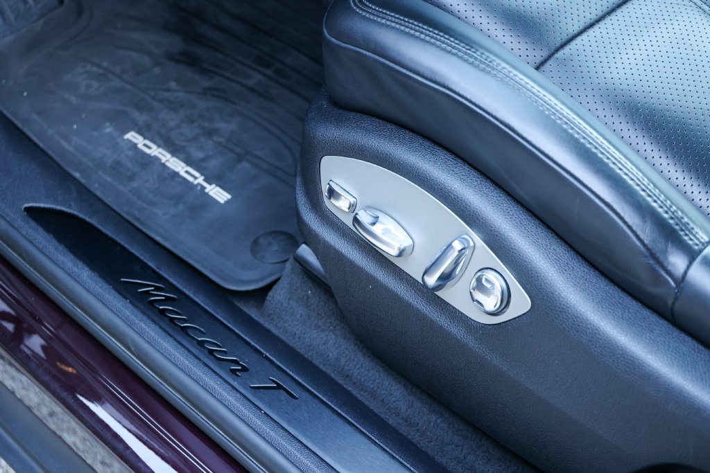 Certified 2023 Porsche Macan Turbo AWD/4WD image 27