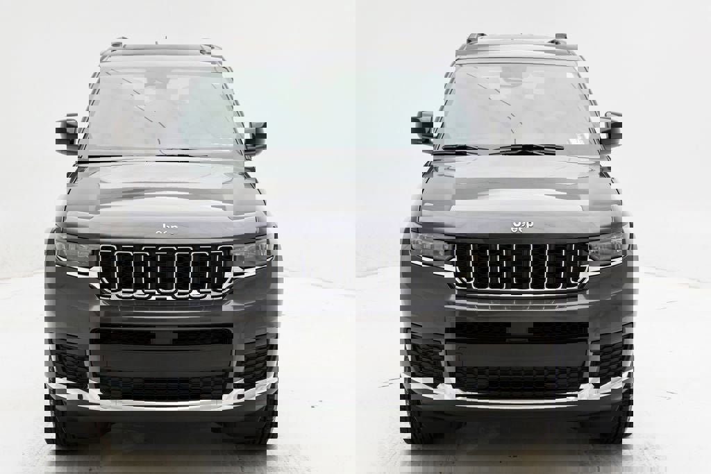 Used 2025 Jeep Grand Cherokee L Laredo image 4