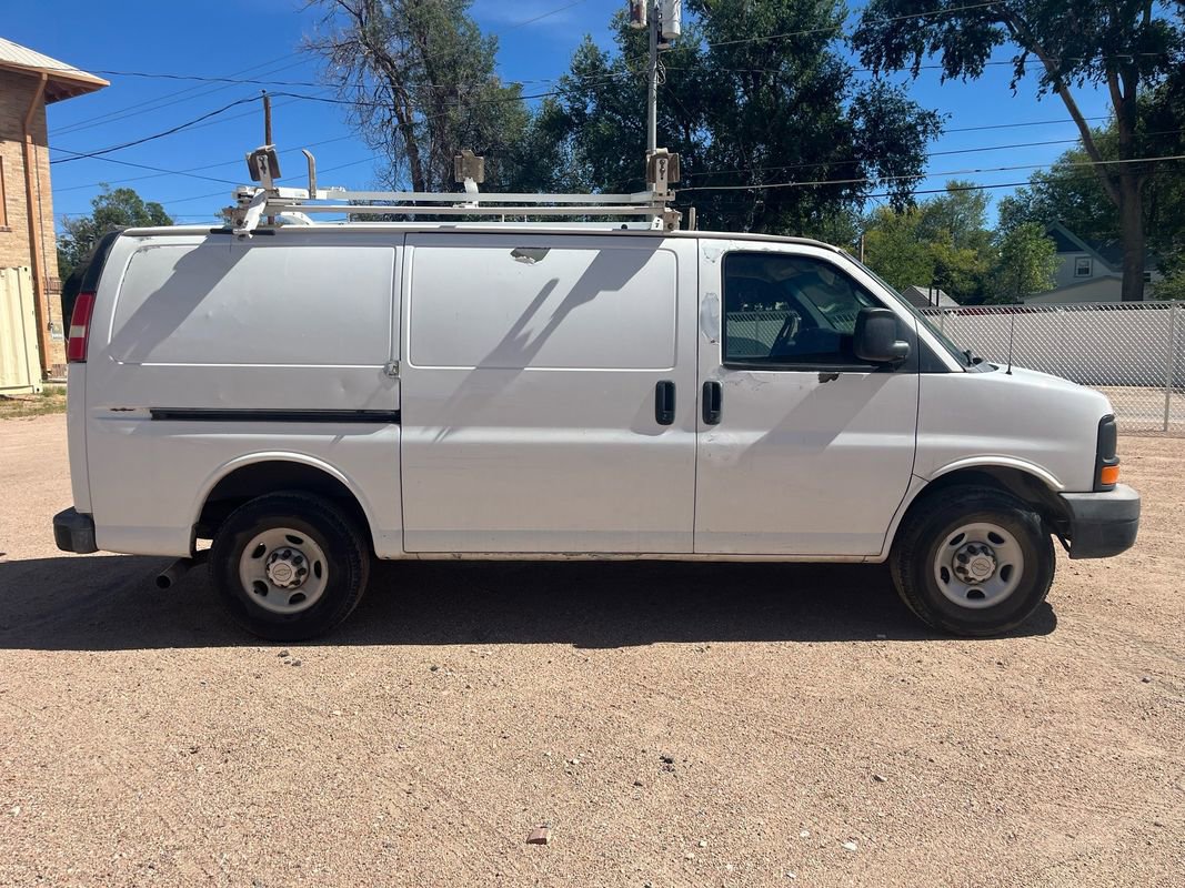 Used 2010 Chevrolet Express 2500 image 2