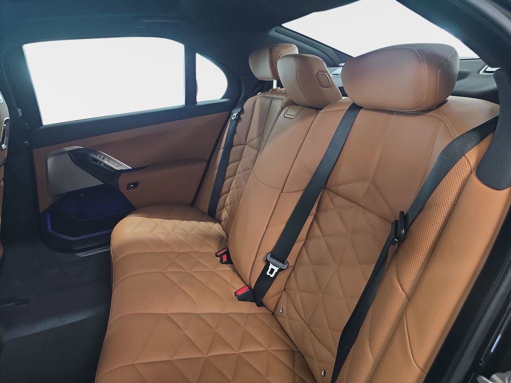 Used 2023 BMW 740i image 14