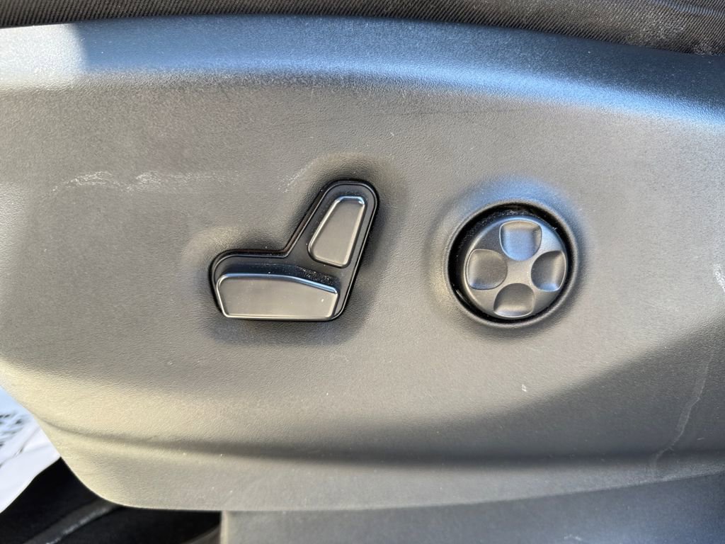 Used 2023 Chrysler Pacifica Touring-L FWD image 25