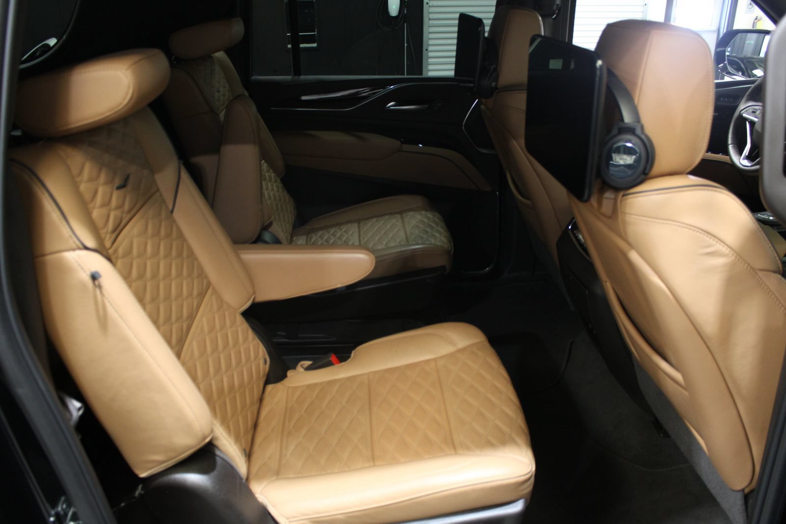 Used 2023 Cadillac Escalade ESV Premium Luxury w/ Performance Package AWD/4WD image 20