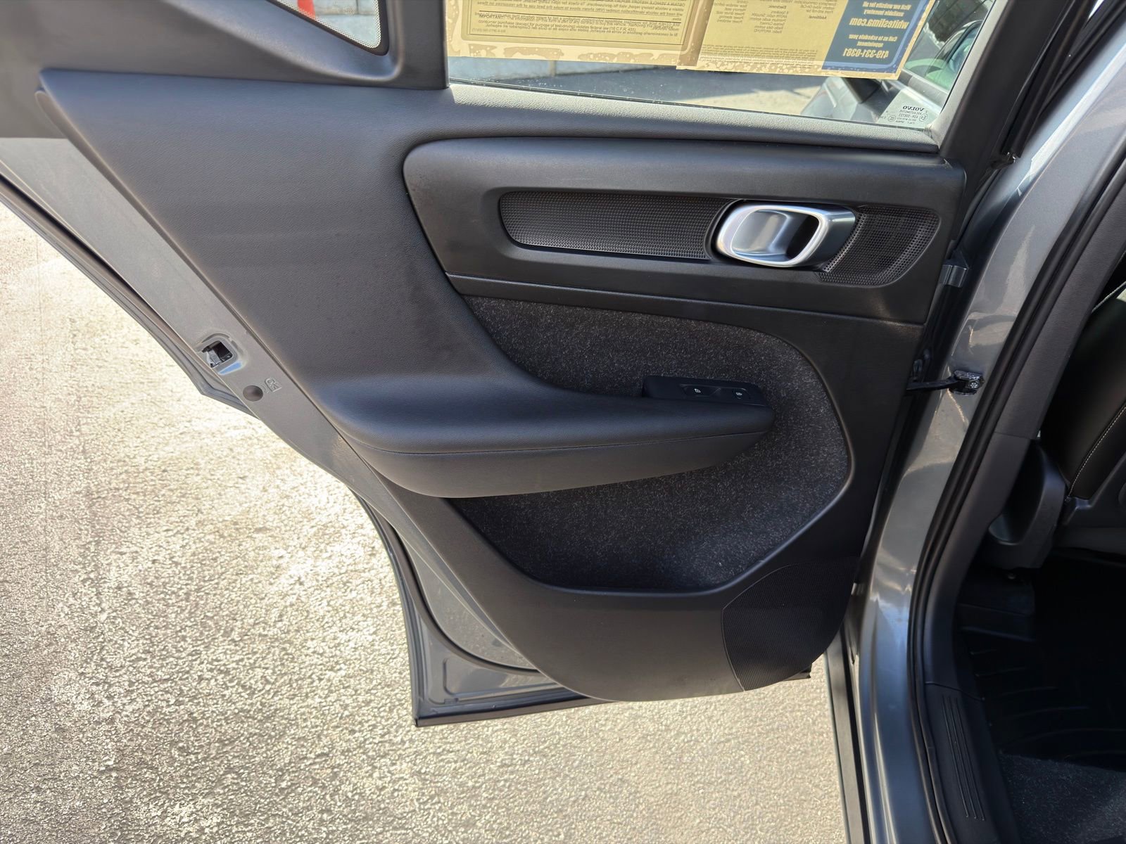 Used 2019 Volvo XC40 T4 Momentum image 30