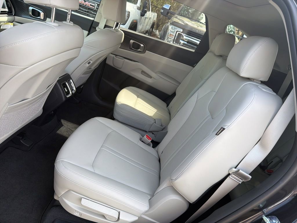 Certified 2025 Kia Sorento EX w/ Panoramic Sunroof Package FWD image 24