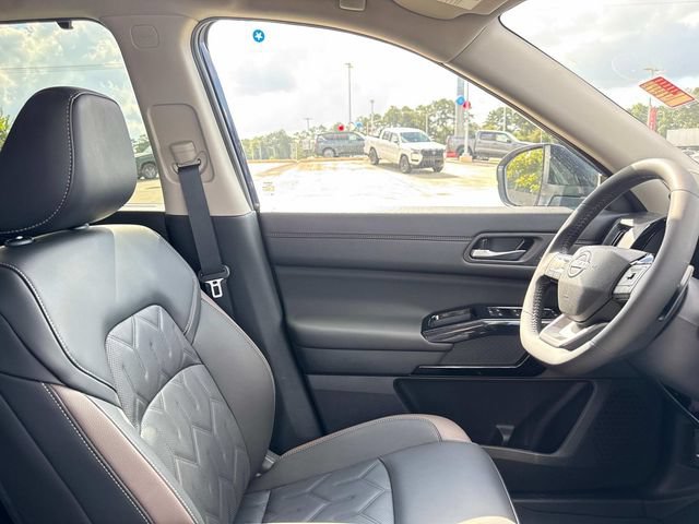 New 2026 Nissan Pathfinder Platinum w/ Accent Package FWD image 12
