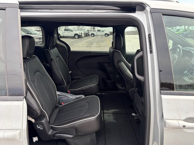 New 2026 Chrysler Pacifica Limited w/ S Appearance Package FWD image 32