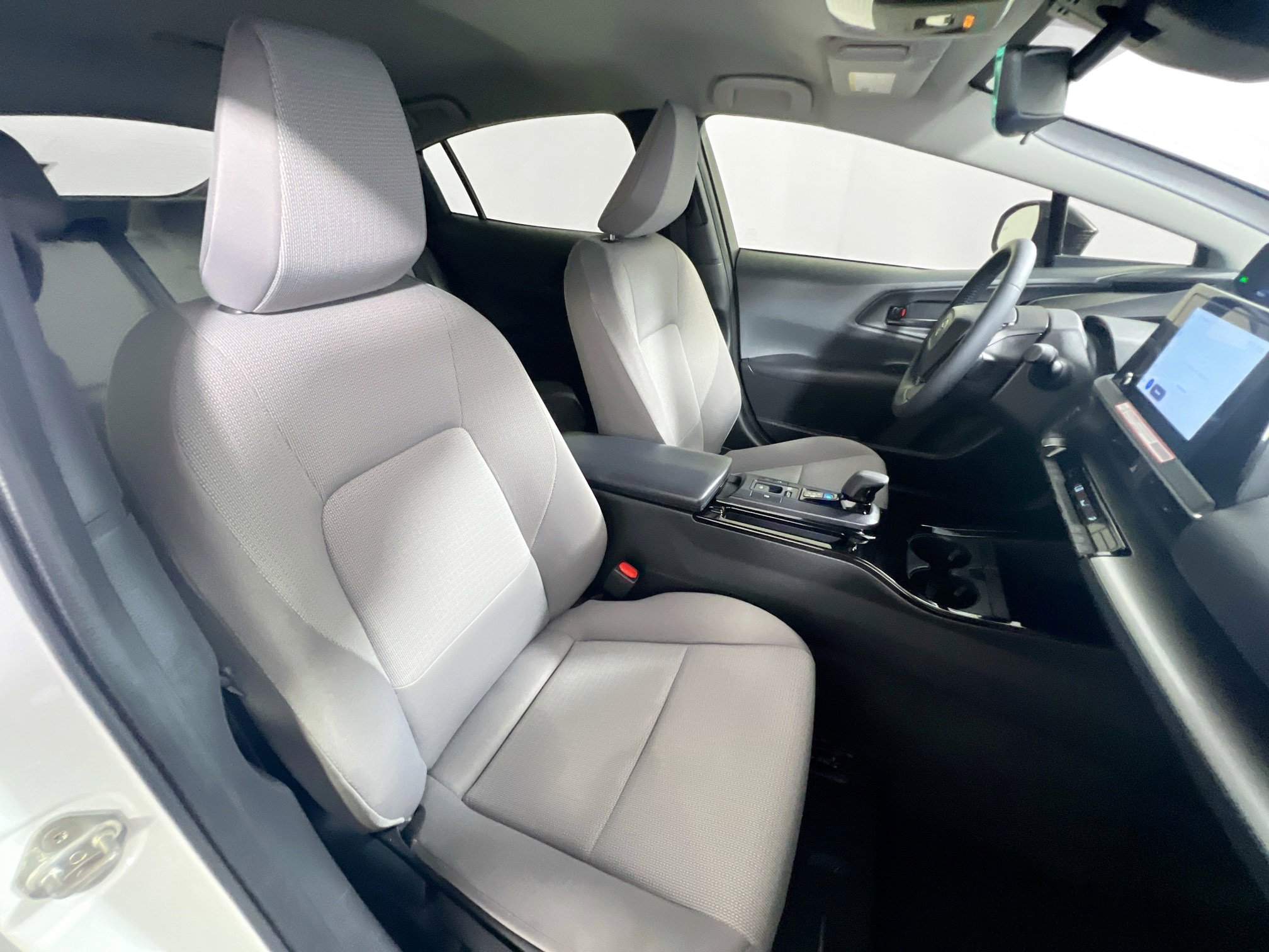 Used 2025 Toyota Prius LE FWD image 31