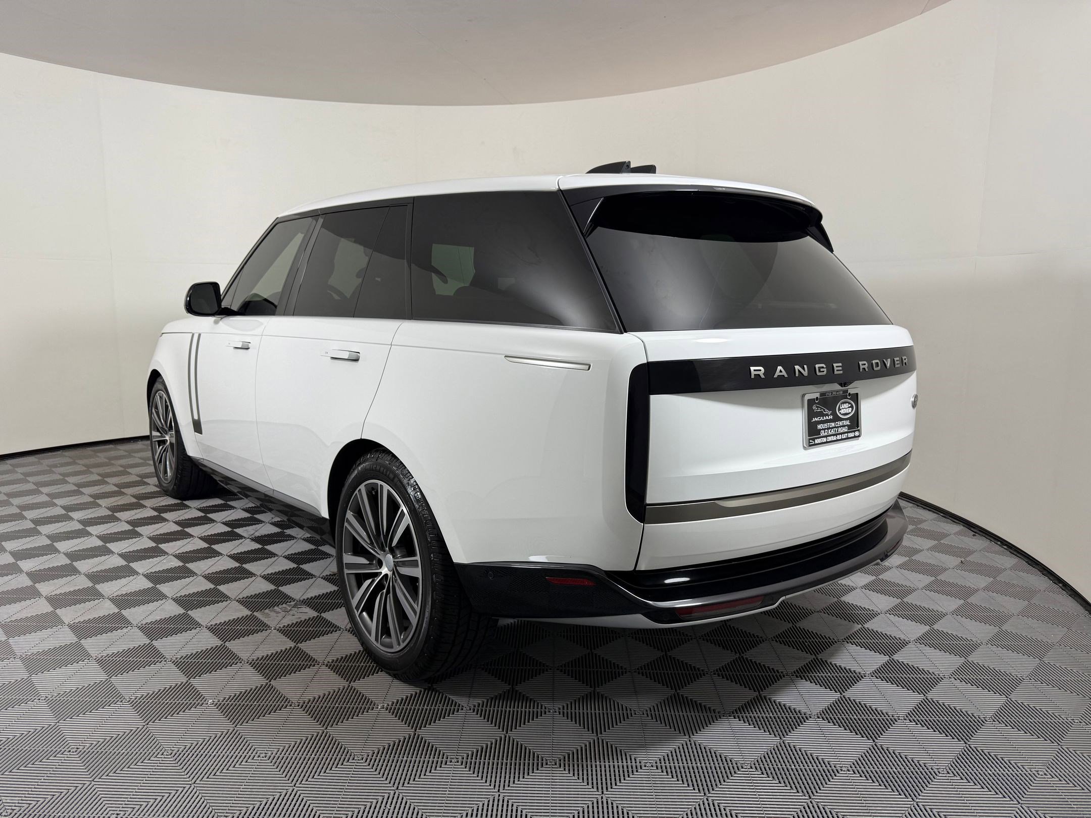 Used 2023 Land Rover Range Rover SE image 3