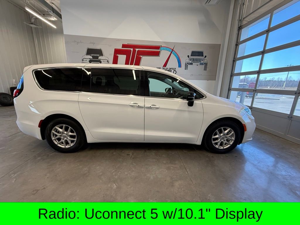 Used 2024 Chrysler Pacifica Touring-L image 2