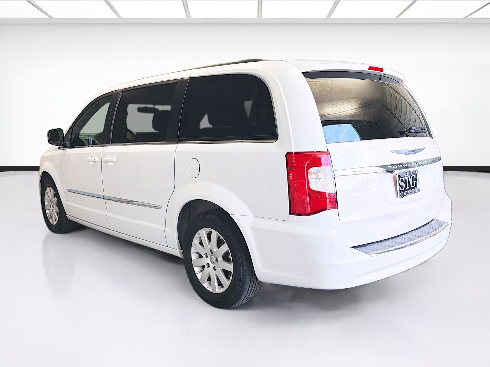 Used 2016 Chrysler Town & Country Touring image 6