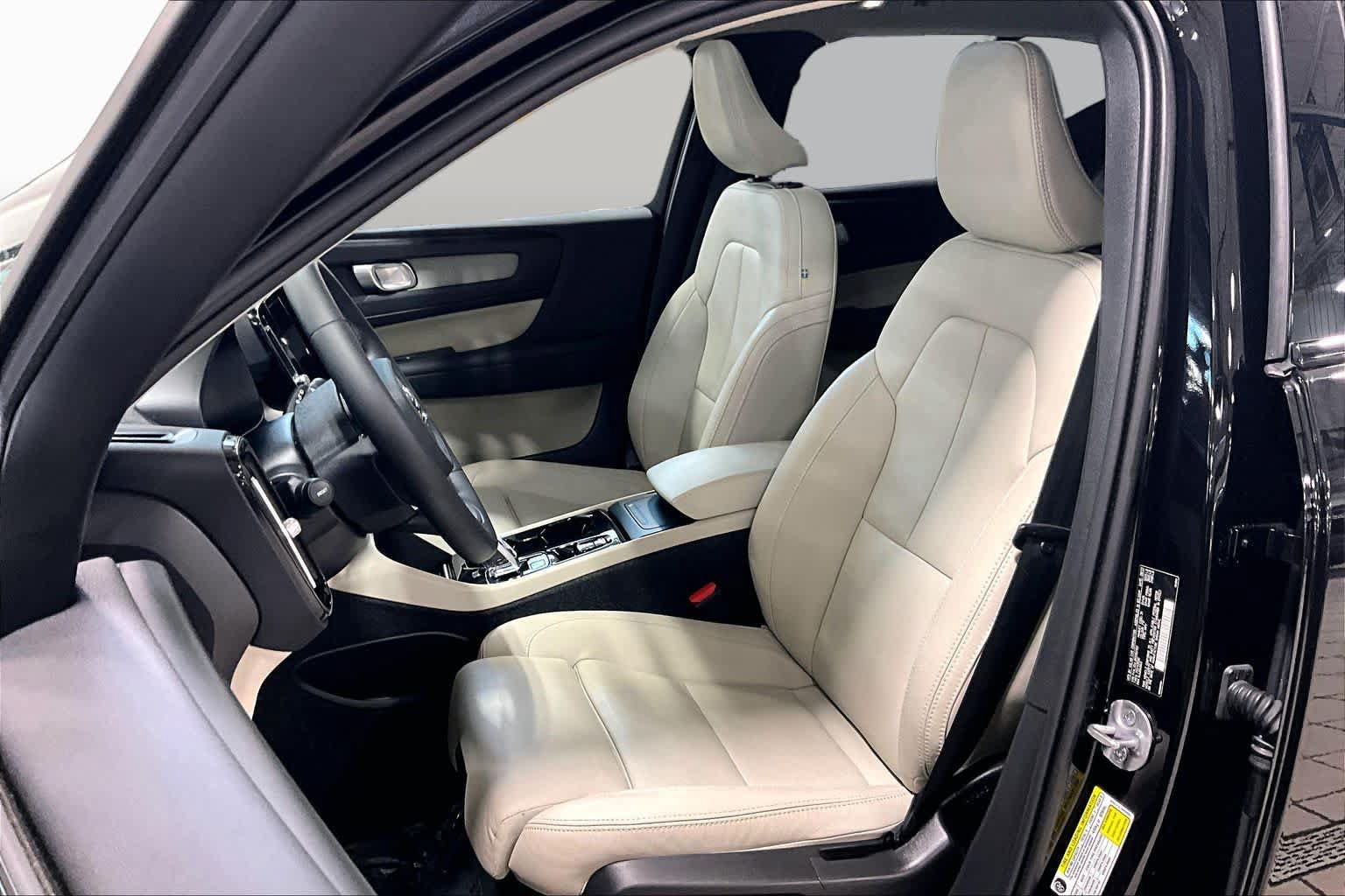 Used 2024 Volvo XC40 B5 Plus w/ Protection Package Premier AWD/4WD image 9