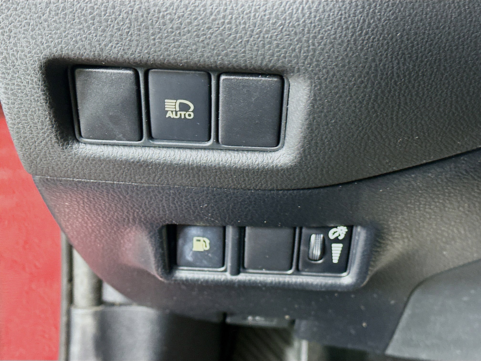 Used 2018 Toyota C-HR XLE FWD image 17