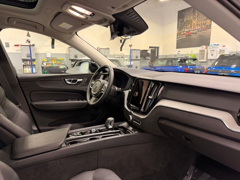 Used 2025 Volvo XC60 B5 Plus image 28