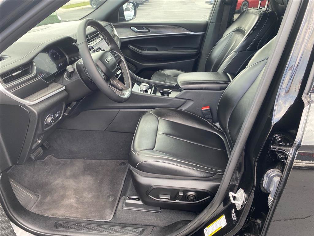 Used 2025 Jeep Grand Cherokee L Limited w/ Black Appearance Package AWD/4WD image 9