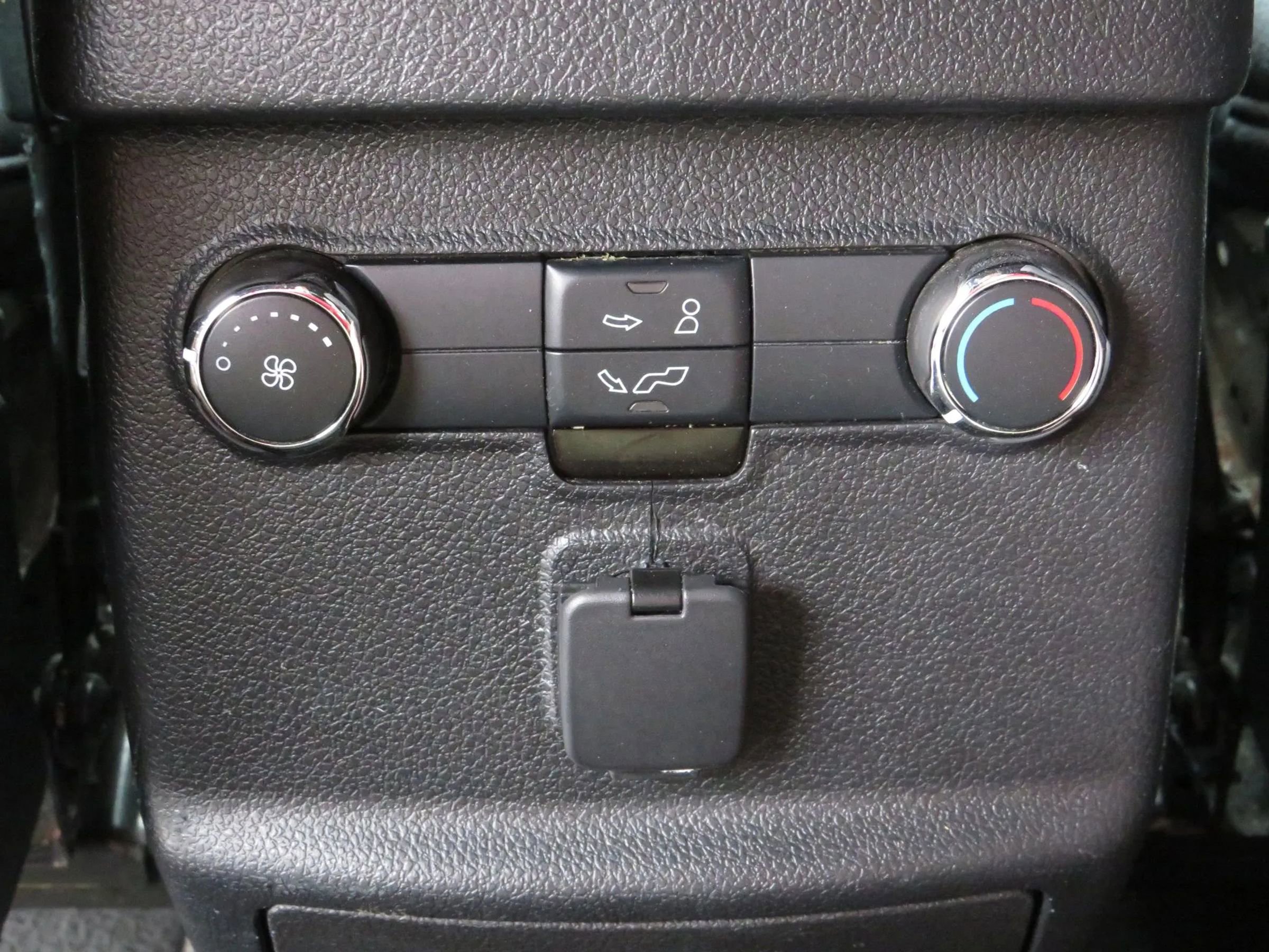 Used 2018 Ford Explorer XLT image 38