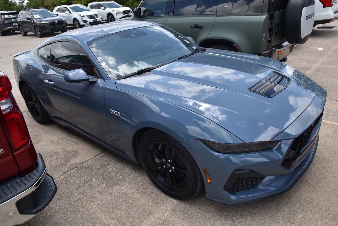 Used 2025 Ford Mustang GT RWD image 4