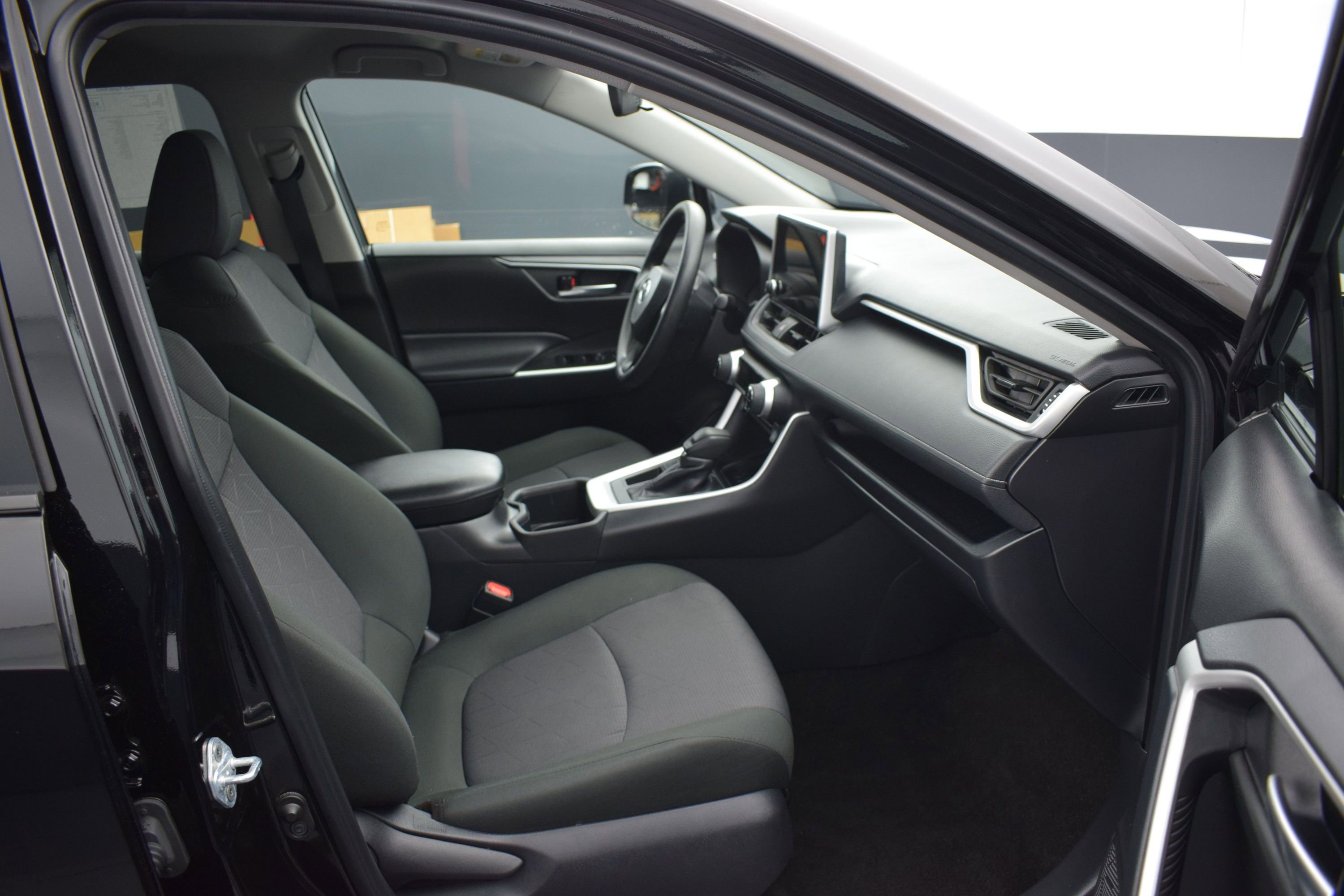 Used 2025 Toyota RAV4 XLE FWD image 10