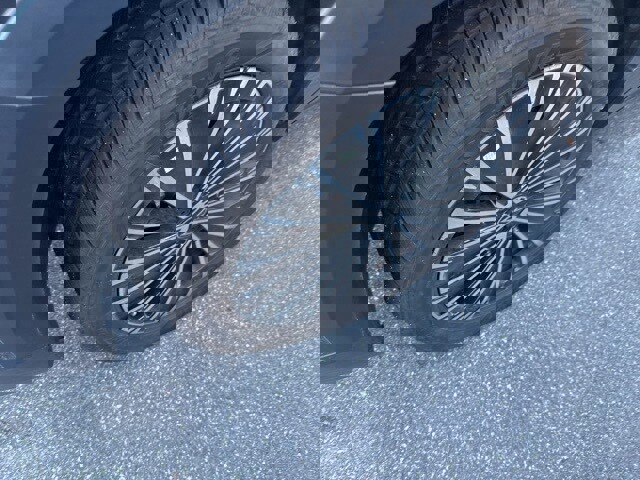 Used 2025 Volkswagen Taos SE image 4