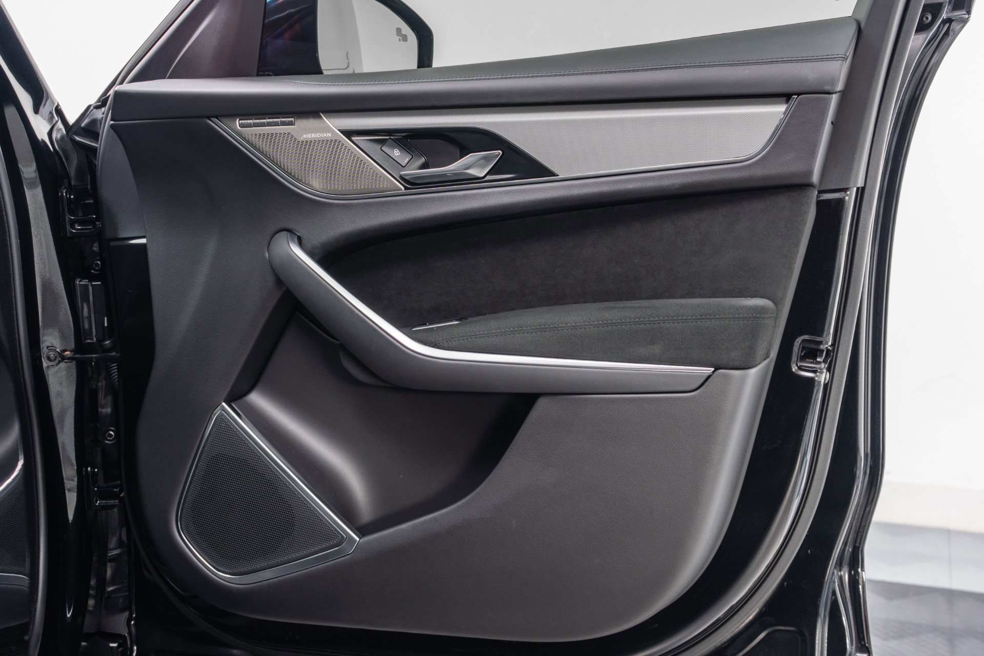 Used 2023 Jaguar F-PACE SVR image 41